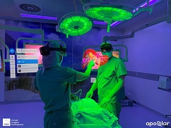 Operation mit AR-Brille: Chirurginnen und Chirurgen können sich künftig 3D-Modelle über dem realen Operationsfeld anzeigen lassen.  Universitätsklinikum für Viszeralchirurgie/apoQlar/VIVATOP