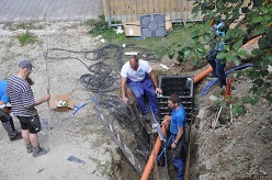 Einbau des Grabenkollektors auf dem Geothermietestfeld der Hochschule Biberach  HBC