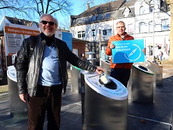 Bezirksbürgermeister Heinrich Donner und USB-Geschäftsführer Christian Kley geben den Unterflur- Platz zur Sammlung von Altglas auf dem Gerther Marktplatz zur Nutzung frei. 