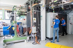 Der neu entwickelte hybride Gesamtantriebsstrang soll an der Universität Ulm in der Testanlage mit klimatisierter Unterdruckkammer (Im Bild) getestet werden  Elvira Eberhardt  Universität Ulm