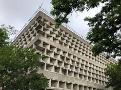 Die ungewöhnliche Gestaltung der Fassade des Magazintraktes ist Patricia Huperz sofort aufgefallen  Patricia Huperz