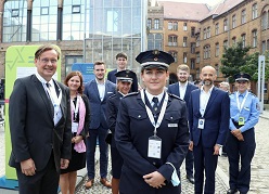 Studierende der HWR Berlin haben für das Projekt „Jüdisches Leben und Polizei – Vergangenheit trifft Gegenwart!“ eine Ausstellung erarbeitet. Im Bild mit Kursleiter Frank-Peter Bitter (links), Dekanin Sabrina Schönrock und HWR-Präsident Andreas Zaby.  Sylke Schumann  Sylke Schumann / HWR Berlin