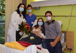 Prof. Pauline Wimberger und Hebamme Delia Förster begrüßen Anton, das 2.000. Baby des Jahres und beglückwünschen seine Eltern.  Holger Ostermeyer  Universitätsklinikum Carl Gustav Carus Dresden