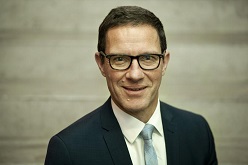 Prof. Dr. Kai-Oliver Schocke  U.Wolf