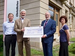 (v.r.n.l.) Klinikdirektor Veit Rößner, Gilbert Häfner, Präsident des Rotary Clubs Dresden-Goldener Reiter; CSW-Geschäftsführer Peter Leuwer und Förderschullehrerin Jannine Ufer. Holger Ostermeyer Universitätsklinikum Carl Gustav Carus Dresden