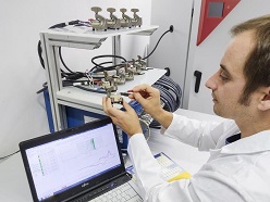Kontaktierung von Laborzellen für die Untersuchung der elektrochemischen Leistungsfähigkeit von Aluminium-Ionen-Batterien (AIB) am Fraunhofer-Technologiezentrum Hochleistungsmaterialien THM in Freiberg.  Ulrike Wunderwald / Fraunhofer IISB