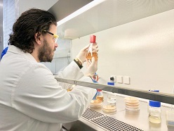 Mazen Rizk promovierte an der TU Hamburg in der Technischen Mikrobiologie und gründete vor drei Jahren das Start-up Mushlabs. 