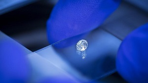 Mit künstlichen Nanodiamanten lassen sich Sensoren und etwa bildgebende Verfahren verbessern. Auch im neuen Zukunftscluster QSens werden solche künstlichen Diamanten eingesetzt  Heiko Grandel  Uni Ulm