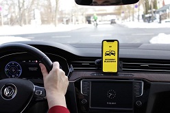 Die App „Carefuldrive“ zeigt mögliche Gefahrenstellen im Straßenverkehr an.  Christian Müller  Casonex