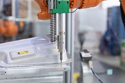 Im Forschungsprojekt »DeMoBat« entwickelt ein Forschungsteam vom Fraunhofer IPA einen Industrieroboter, der die ausgedienten Batterien von Elektroautos sortenrein demontiert. Dazu muss er zunächst einmal das Gehäuse aufschrauben.  Rainer Bez  Fraunhofer IPA