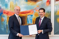 LGL-Präsident Walter Jonas (l.) und TUM-Präsident Prof. Thomas F. Hofmann bei der Unterzeichnung der Kooperationsvereinbarung zur gemeinsamen Berufung einer Professur  Andreas Heddergott / TUM