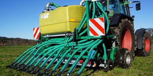 Ein Verbundprojekt mit Beteiligung der Universität Hohenheim in Stuttgart untersucht, wie möglichst wenig Treibhausgas- und Ammoniakemissionen beim Düngen mit Gülle und Gärresten in wachsende Bestände entstehen.  Caroline Buchen-Tschiskale  Thünen-Institut