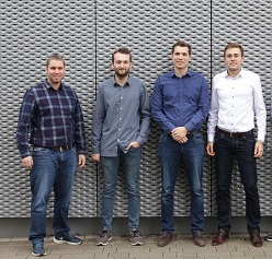 Vier Personen aus dem Hybried-Team, v.l.n.r.: Stipendiat Christian Riemer, Janis Lenz, Tobias Riemer, Nathan Wall  Tobias Riemer