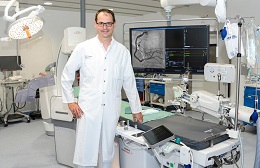 Prof. Dr. Volker Rudolph im neu ausgestatteten Herzkatheterlabor  (Marcel Mompour).  HDZ NRW