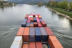 Vollbeladenes Schiff auf dem Rhein bei Koblenz. Die Klimawirkungs- und Risikoanalyse zeigt, wie sich die Transportschifffahrt an den Klimawandel anpassen kann.  Dominik Rösch