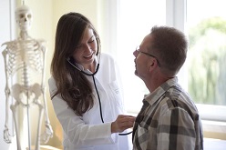 Regelmäßige Vorsorgeuntersuchungen tragen dazu bei alterstypische Erkrankungen rechtzeitig zu erkennen und frühzeitig behandeln zu können. Foto Sarah Kossmann_UMMD  Sarah Kossmann  Universitätsmedizin Magdeburg