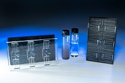 Mit dem im Projekt MICROCHIP entwickelten mikrofluidischen Lab-on-a-Chip lassen sich Proben aus wenigen Tropfen in kurzer Zeit vollautomatisiert analysieren.  Fraunhofer IMM