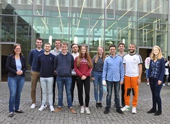 Studierende des neuen Bachelor BWL ÖD dual mit Studiengangsleiterin Prof. Dr. Caroline Flick (li.) und Assistentin Shawnee Janßen (re.)  Therese Bartusch