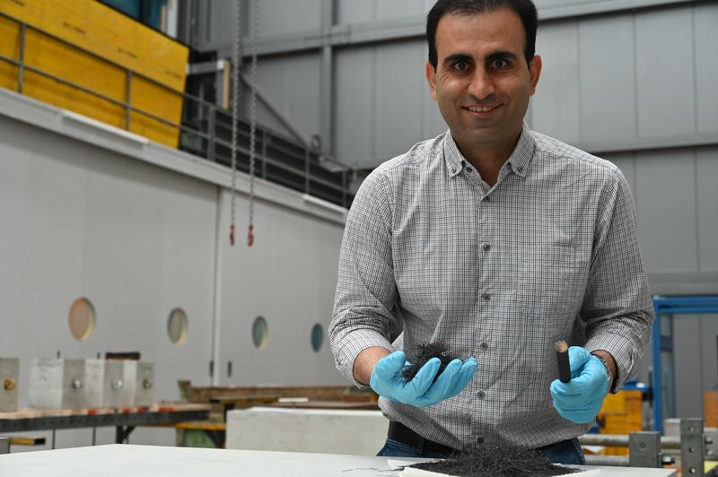 Hoffnungsträger: Moslem Shahverdi mit den Drahtstücken, die Beton künftig umweltfreundlicher machen könnten.  Empa