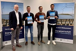 Prof. Dr. Sebastian Herold verlieh die Auszeichnung “Beste energiewirtschaftliche Arbeit” an Karl Johann, René Heymann und Tim Deumlich (v.l.n.r.).  Jessica Munoz Montes  h_da