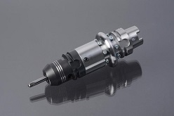 Sieht beinahe aus wie ein Fräswerkzeug, wird aber anders eingesetzt: Indem das Werkzeug, das in einer nachgiebigen Werkzeughalterung eingespannt ist, auf die Bauteiloberfläche gedrückt wird, werden Rauheitsspitzen eingeebnet und Randzonen verfestigt.  © Fraunhofer IPT