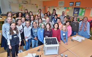 „Schülerinnen der sechsten Jahrgangsstufe der Heinrich-Böll-Gesamtschule analysierten am „Girls’Day“ die Energieverbräuche ihrer Schule und entwickelten Energiespartipps.“