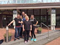 Von links nach rechts: Angelo Carnevale (Schichtleiter), Gisela Keech (Unterstützung Raststätte Haarstrang Süd), Klaus Bahr (Direktor Operations), Andreas Mereu (Regionalleiter), Peggy Stöcker (Unterstützung Raststätte Haarstrang Süd, Özlem Kilicarslan (Teamleiterin).