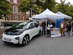 Stammtisch auf dem Umweltmarkt 2018. Von links nach rechts: Moderator Johannes Hegmans, Markus Leiwen, Beate Röcker (Mitglieder des Stammtisches) und Dr. Aydin Sayilan, Fachbereichsleiter Bildung für nachhaltige Bildung sowie Brigitte Hohmeister.