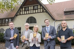 vor den Bliersheimer Villen (v. l.) Jürgen Müller, Amt für Stadtentwicklung und Projektmanagement, Martin Breil, Amt für Baurecht und Betrieblichen Umweltschutz, Petra Kastner, Amt für Baurecht und Betrieblichen Umweltschutz, Andree Haack, Dezernent für Wirtschaft und Strukturentwicklung, und Holger Leschik, Casino Bliersheim.