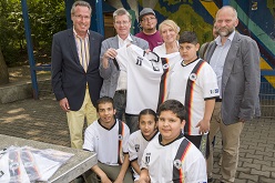 Foto der Übergabe: (v.l.) Werner Helmrich (Lions Club Duisburg-Concordia), Thomas Krützberg (Dezernent für Familie, Bildung und Kultur, Arbeit und Soziales), Nikita Grojsman (Blaues Haus), Ursula Pätzold-Coco (Präsidentin Lions Club Duisburg-Concordia) und Hinrich Köpcke (Jugendamtsleiter).