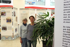 Karin Nuscheler und Stephanie Aholt von der Duisburger Gruppe von Amnesty International in der Ausstellung in der Königsgalerie