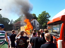 Foto eines simulierten Zimmerbrandes am Tag der Offenen Türe 