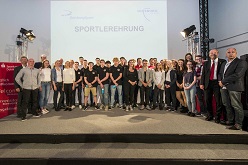 Gruppenfoto, Kabarettist Wolfgang Trepper sowie BBoys Kenan Krause & Mathias Kowalk, Fotocredit: Stadt Duisburg/Uwe Köppen)