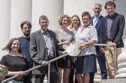 v.l.n.r.: Valeria Kaznov (AStA), Marcus Lamprecht (AStA), Thomas Krützberg (Beigeordneter für Familie, Bildung, Kultur, Arbeit und Soziales), Carlotta Kühnemann (AStA), Laurina Bleier (Duisburger Philharmoniker), Karoline Hoell (Kulturbetriebe Duisburg), Stephan Brinkmann (Deutsche Oper am Rhein) sowie Dr. Alfred Wendel (Intendant der Duisburger Philharmoniker)