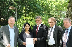 v.l.n.r.: Carsten Tum (Beigeordneter Stadt Duisburg), Cornelia Zuschke (Beigeordnete Stadt Düsseldorf), Martin M. Richter (Kreisdirektor Kreis Mettmann), Jochen Kral (Technischer Beigeordneter Stadt Ratingen) und Martin Husmann (Vorstandssprecher VRR AöR)