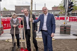 Bezirksbürgermeisterin Elvira Ulitzka, Stadtentwicklungsdezernent Carsten Tum und Oberbürgermeister Sören Link (v.l.)