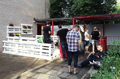 Das ehrenamtliche Team verwandelte den Platz in eine einladende Sitzecke