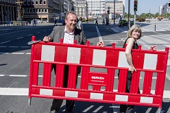 Symbolische Freigabe einer Verkehrsspur der Mercatorstraße Bezirksbürgermeisterin Elvira Ulitzka und Baudezernent Carsten Tum.