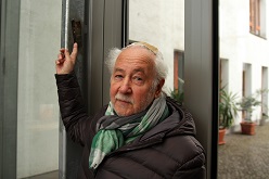 Dr. Ludger Joseph Heid zeigt auf die Mesusah an der Eingangstür des Jüdischen Gemeindezentrums Duisburg.
