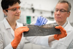 Prof. Jörg Acker und die wissenschaftliche Mitarbeiterin Jana Ducke untersuchen eine Kathodenfolie, die aus einer Lithium-Ionen-Batterie eines Elektroautos nach dessen Demontage entnommen wurde.  Foto: BTU Cottbus - Senftenberg