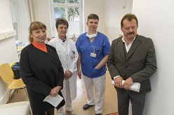 v.l.n.r.: Sachsens Gesundheitsministerin Köpping im Gespräch mit Dr. de With, Infektiologie, Dr. von Bonin, Medizinische Klinik III und Prof. Albrecht, Medizinischer Vorstand des Uniklinikums.  Foto: Uniklinkum Dresden / Marc Eisele