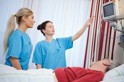 Gesundheits- und Krankenpflege am Herz- und Diabeteszentrum NRW, Bad Oeynhausen: Am Spezialklinikum stehen jetzt mehr Ausbildungsplätze zur Verfügung (Foto: Peter Hübbe).
