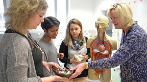 Mit dem neuen Master „Interprofessionelle Gesundheitsversorgung“ schafft die Universität Trier ein erweitertes Angebot zu dem bereits bestehenden dualen Bachelor (B.Sc.) „Klinischer Pflege“. Foto: Universität Trier
