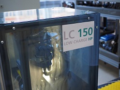 Am Fraunhofer ISE entwickelte leistungsfähige Wärmepumpe mit dem klimafreundlichen Kältemittel Propan für eine Aufstellung innerhalb des Hauses.  ©Fraunhofer ISE