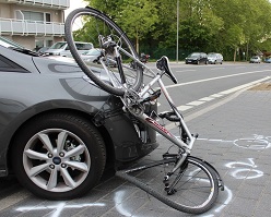Autofahrerin übersieht Radfahrer - Krankenhaus!