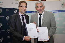 Leitender Oberstaatsanwalt Ulrich Fritsche, Behördenleiter der Bochumer Staatsanwaltschaft, und Jörg Lukat, Polizeipräsident des Bochumer Polizeipräsidiums, freuen sich über die gute Zusammenarbeit.