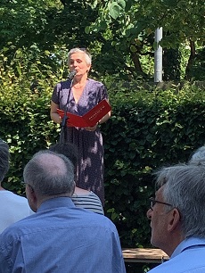 Bettina Staub eröffnet die Ausstellung «Traces of Turner» im Garten des Sankturbanhofes.
