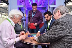 Bürgerinnen und Bürger bei der Bürgerkonferenz, die vor wenigen Wochen im Mai zum Thema Mobilität im Bogestra-Straßenbahndepot stattgefunden hat und die ein Beispiel für Bochumer Beteiligungsformate ist.