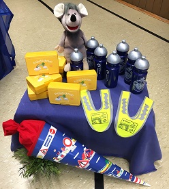 Das Schulmaskottchen, die „Trudimaus“, bewacht die Pausenausstattung.