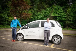 Christian Bauer (links) und Romain Sacchi sind Teil des Teams am PSI, das den «Carculator» entwickelt hat – ein Webtool, mit dem sich die Umweltauswirkungen von verschiedenen Personenwagen detailliert vergleichen lassen.  Mahir Dzambegovic